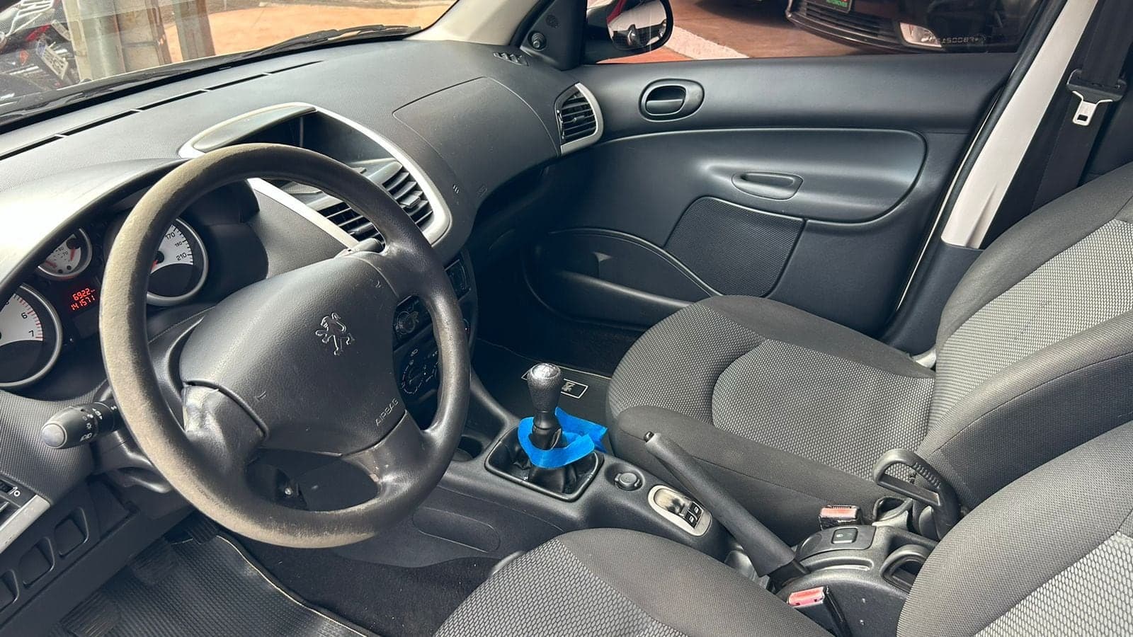 Peugeot 207 1.4 Active Completo 2015 — mídia 8